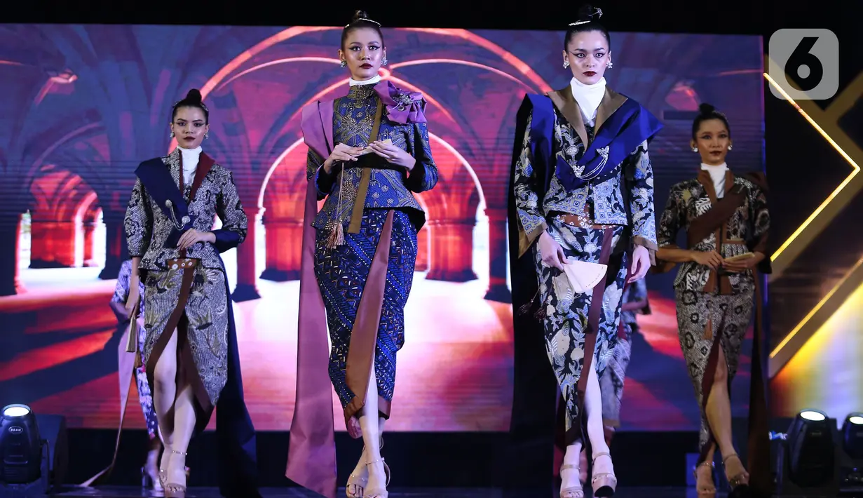 Model membawakan karya Deden Siswanto dalam Selaras Wastra saat  Selaras Wastra saat  Cita & Cipta 2024 Liputan6 x Fimela di Shangrila Hotel, Jakarta, Rabu (31/7/2024). (Liputan6.com/Angga Yuniar)
