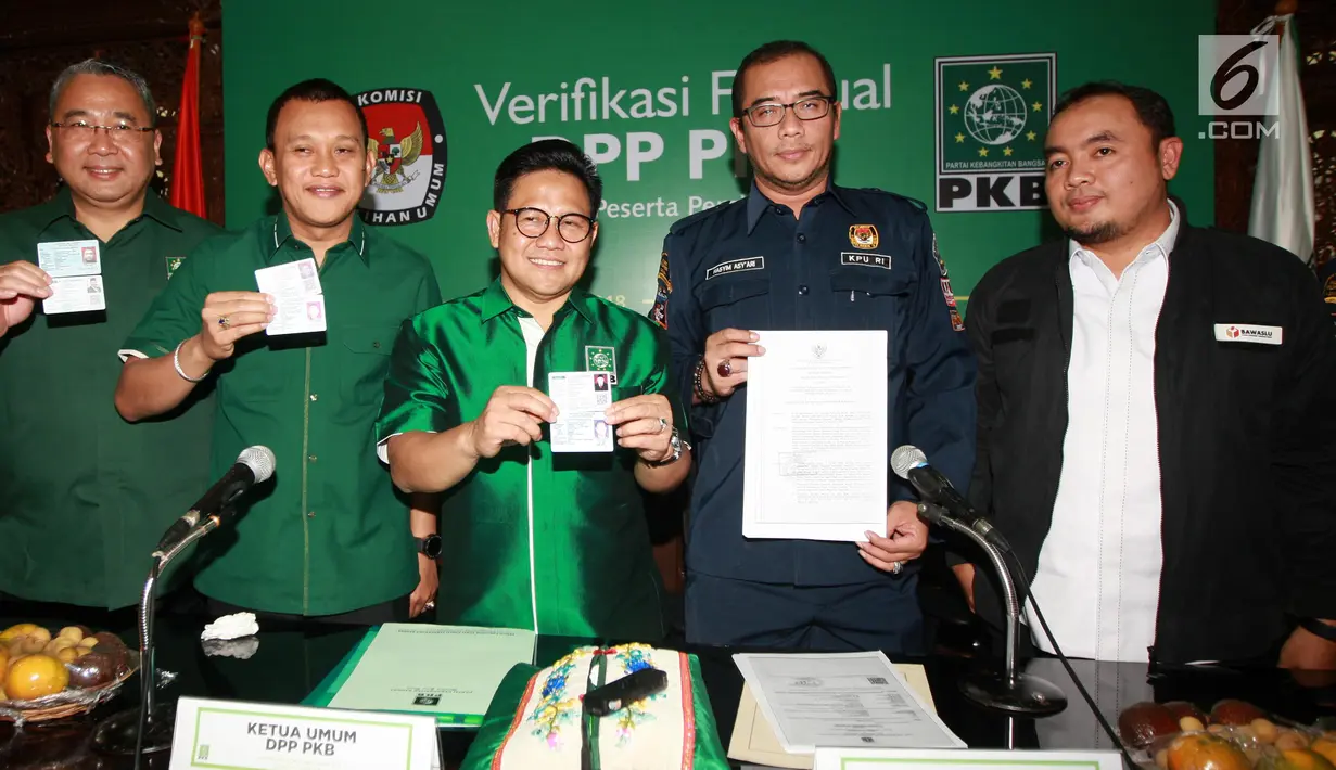 Ketua Umum DPP PKB Muhaimin Iskandar (tengah) menunjukkan dokumen saat KPU melakukan verifikasi faktual ke DPP PKB di Jakarta, Senin (29/1/2018). KPU menyatakan PKB memenuhi syarat verifikasi calon peserta Pemilu 2019. (Liputan6.com/Angga Yuniar)