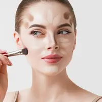 Seorang perempuan sedang mengaplikasikan contour di wajahnya menggunakan brush make up (Foto Dok: Freepik/kiraliffe).