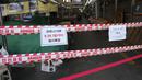 Pintu masuk pasar lokal disegel untuk langkah-langkah jarak sosial dan tindakan pencegahan terhadap virus corona di Seoul, Korea Selatan, Jumat (24/9/2021). Lonjakan harian virus corona terjadi usai orang-orang kembali liburan terbesar di negara itu tahun ini. (AP Photo/Lee Jin-man)