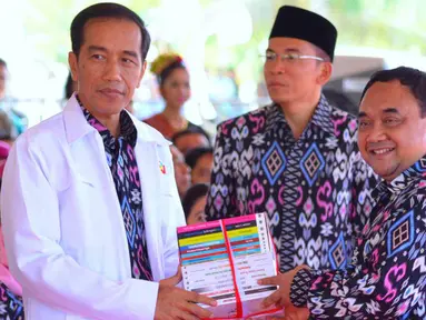 Presiden Joko Widodo menerima buku dari Ketua Umum PWI, Margiono setelah pidato peringatan Hari Pers Nasional 2016 di Kawasan Ekonomi Khusus Mandalika, Kabupaten Lombok Tengah, Nusa Tenggara Barat (NTB), Selasa (9/2). (Setpres/Agus Suparto)