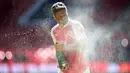 Striker Arsenal, Olivier Giroud, merayakan gelar juara Community Shield 2015 di Stadion Wembley, Inggris. Minggu (2/8/2015) malam WIB. (Reuters/Dylan Martinez)