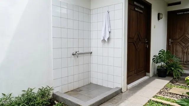 Tempat Wudhu Mungil di Samping Pintu Musala