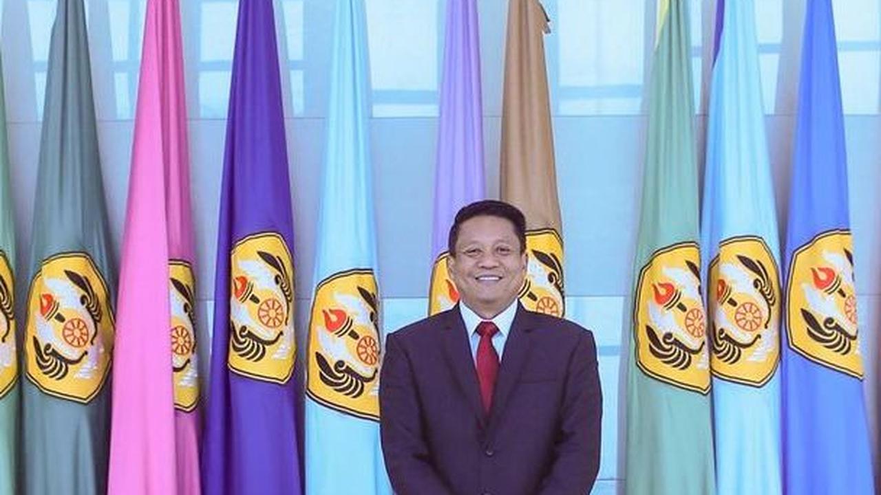 "Mohon doa restu, pagi ini 09.00-11.00 WIB saya akan menjadi Promovendus dalam rangka Sidang Terbuka Promosi Doktor Ilmu Komunikasi di Unpad," tulisnya, demikian dikutip dari keterangan unggahan. <br>