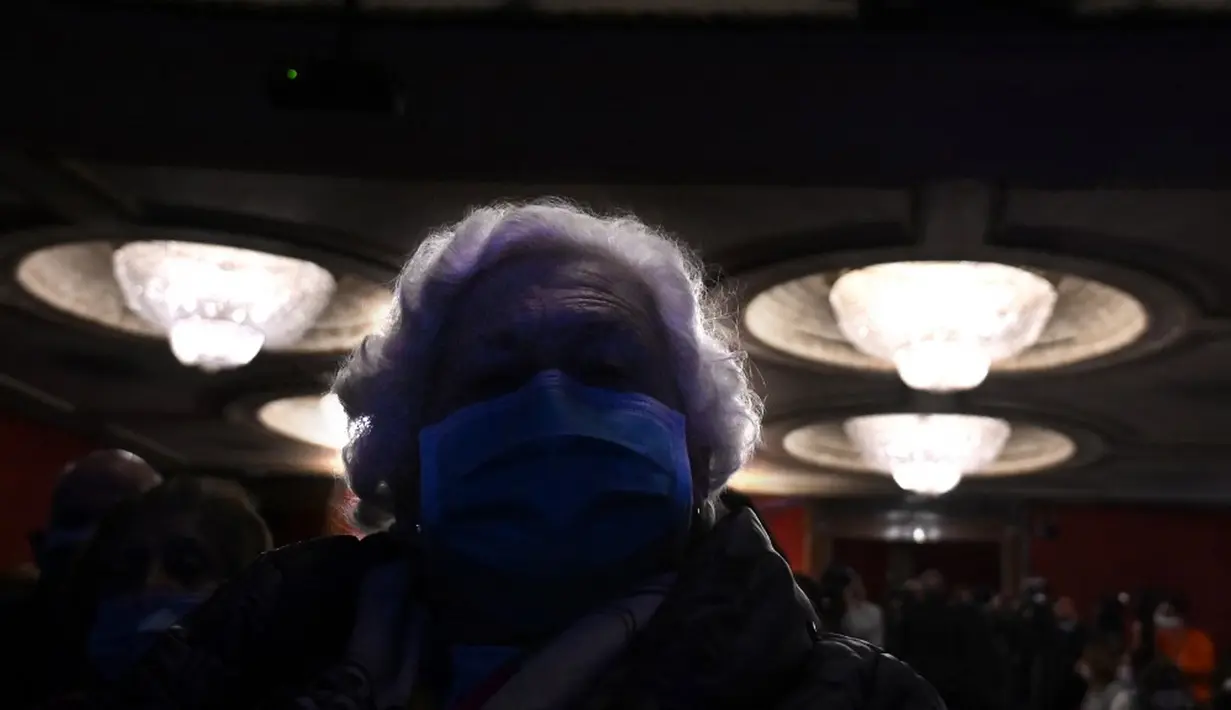 Lansia penghuni panti jompo yang telah menerima vaksin virus corona COVID-19 saat menyaksikan pertunjukan di EDP Gran Via Theatre, Madrid, Spanyol, 24 Februari 2021. Pandemi COVID-19 di Spanyol mencatatkan kematian sekitar 68.000 orang dari lebih dari 3,1 juta kasus. (GABRIEL BOUYS/AFP)