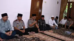 Wakapolri Komjen Pol. Syafruddin (ketiga kiri) menghimbau kepada Kiayi dan santri Ponpes Buntet untuk tidak terpancing isu SARA, Astanajapura, Cirebon, Jawa Barat, Jumat (25/11). (Foto : Polri)