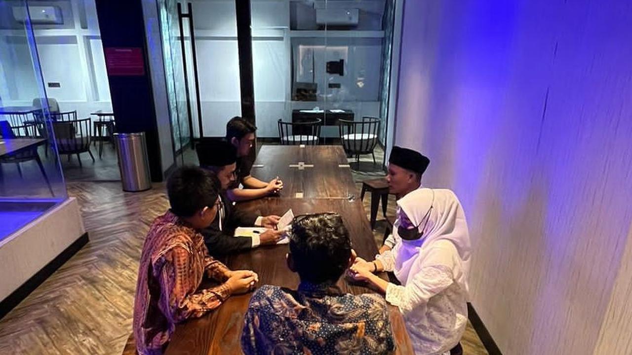 Dua Tersangka Kasus Film Porno Produksi Kelas Bintang Menikah di Kantor Polisi, Begini Penampakannya