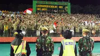 Suporter PS TNI tampil atraktif mendukung tim kesayangan saat bertemu Bhayangkara Surabaya United di Stadion Gelora Delta, Sidoarjo (8/5/2016). (Bola.com/Fahrizal Arnas)