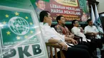 Muhaimin Iskandar (kedua kanan) saat menghadiri diskusi ‘Lebaran Menjelang Harga Menjulang’ di Aula Gus Dur, Jakarta, Kamis (25/6/2015). Muhaimin meminta pemerintah menjamin layanan transportasi yang baik menjelang Lebaran. (Liputan6.com/Johan Tallo)