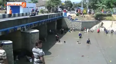 Ratusan Warga Desa Boyolangu, Tulungagung, Jawa Timur. Memenuhi aliran sungai Boyolangu. Mereka berebut mencari ikan yang mabuk karena pintu dam sungai Kali Dawir dibuka.