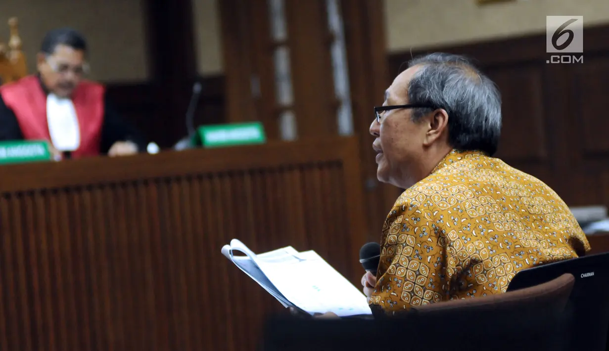 Pengusaha Made Oka Masagung saat menjawab pertanyaan Jaksa Penuntut Umum KPK pada sidang lanjutan dugaan korupsi proyek e-KTP dengan terdakwa Setya Novanto di Pengadilan Tipikor, Jakarta, Senin (22/1). (Liputan6.com/Helmi Fithriansyah)