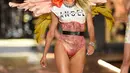 Model Candice Swanepoel berjalan di atas catwalk selama Victoria's Secret Fashion Show 2018 di Pier 94 di New York, AS (8/11). (AP Photo/Evan Agostini)