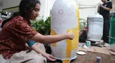 Sejumlah siswa komunitas perkusi Labsky Kebayoran "Dungtakravara" mengecat alat musik berbahan daur ulang di SMA Labschool Kebayoran, Jakarta Selatan, Kamis (23/7/2026). Drum plastik bekas, galon air mineral, diolah menjadi alat musik dan dekorasi panggung untuk drama musikal Skylite serta pentas seni Skyavenue 2026. (KLY/ Budy Santoso)