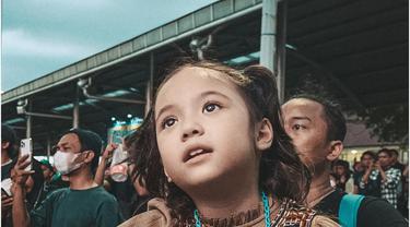 Gempita tampak serius melihat perform idolanya di atas panggung. (Foto: Instagram/ gadiiing)