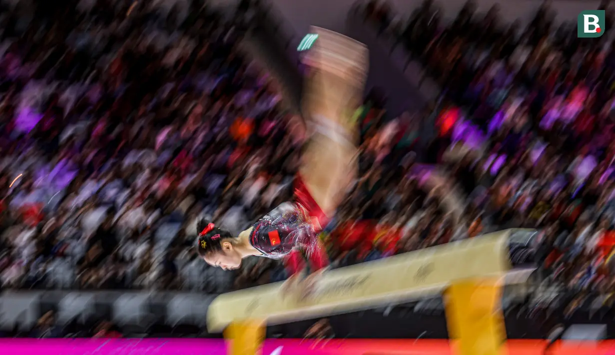 Pesenam China, Zhang Qingying beraksi pada nomor balok keseimbangan final aparatus putri Kejuaraan Dunia Gimnastik 2025 di Indonesia Arena, Senayan, Jakarta, Sabtu (25/10/2025). (Bola.com/Bagaskara Lazuardi)