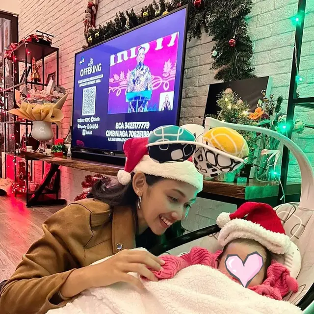 6 Potret Clara Gaby Adik Caesar Hito Momong Baby Bible, Penuh Kasih Sayang