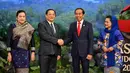 Presiden Indonesia Joko Widodo atau Jokowi (kedua kanan) dan Ibu Negara Iriana (kanan) menyambut Perdana Menteri Laos Sonexay Siphandone (kedua kiri) dan istrinya Vandara (kiri) setibanya mereka pada acara KTT ke-43 ASEAN di Jakarta, Indonesia, Selasa (5/9/2023). (Adek Berry/Pool Photo via AP)