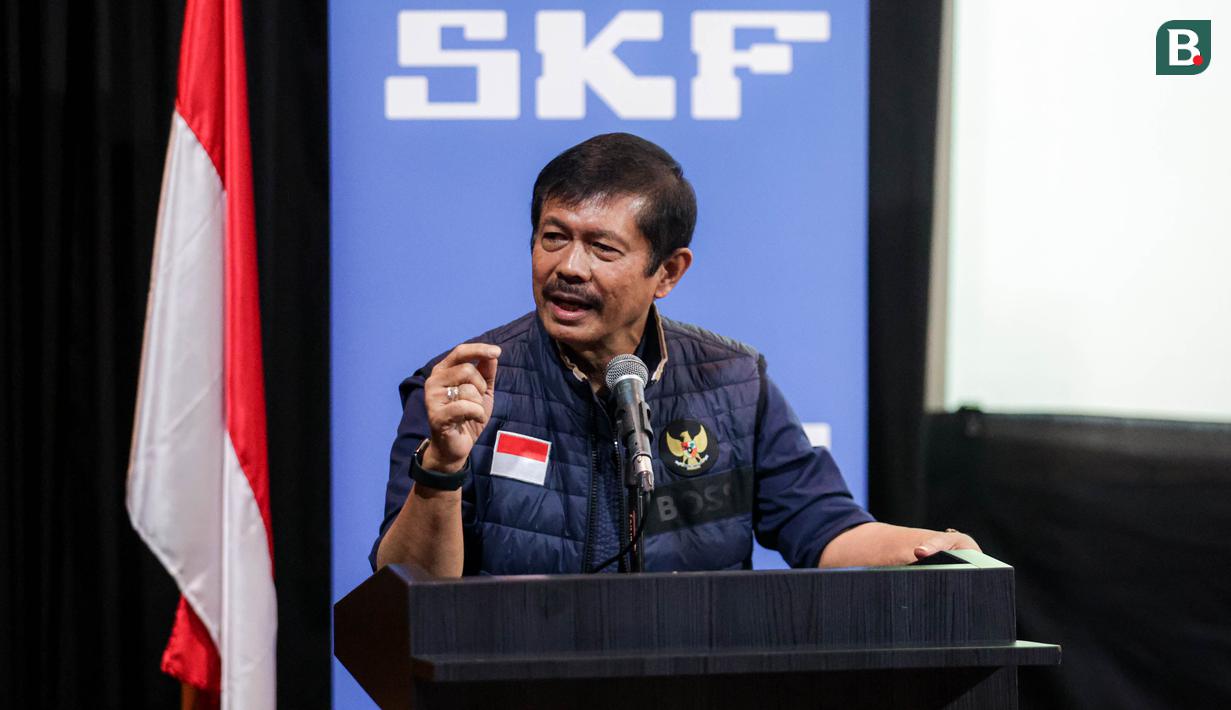 Pelaksana Tugas Direktur Teknik PSSI, Indra Sjafri memberikan sambutan dalam acara pelepasan menuju Gothia Cup 2025 di Ruang Teater Kemenpora RI, Jakarta, Jumat (11/07/2025). (Bola.com/Bagaskara Lazuardi)