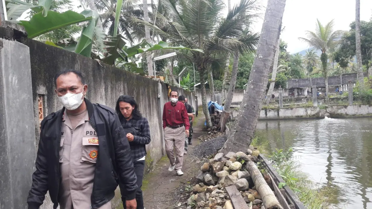 Warga Kampung Buleud, Desa Jati, Kecamatan Tarogong Kaler, Kabupaten Garut, Jawa Barat mengeluhkan bau busuk yang diduga berasal dari peternakan lele yang berada di kawasan itu.