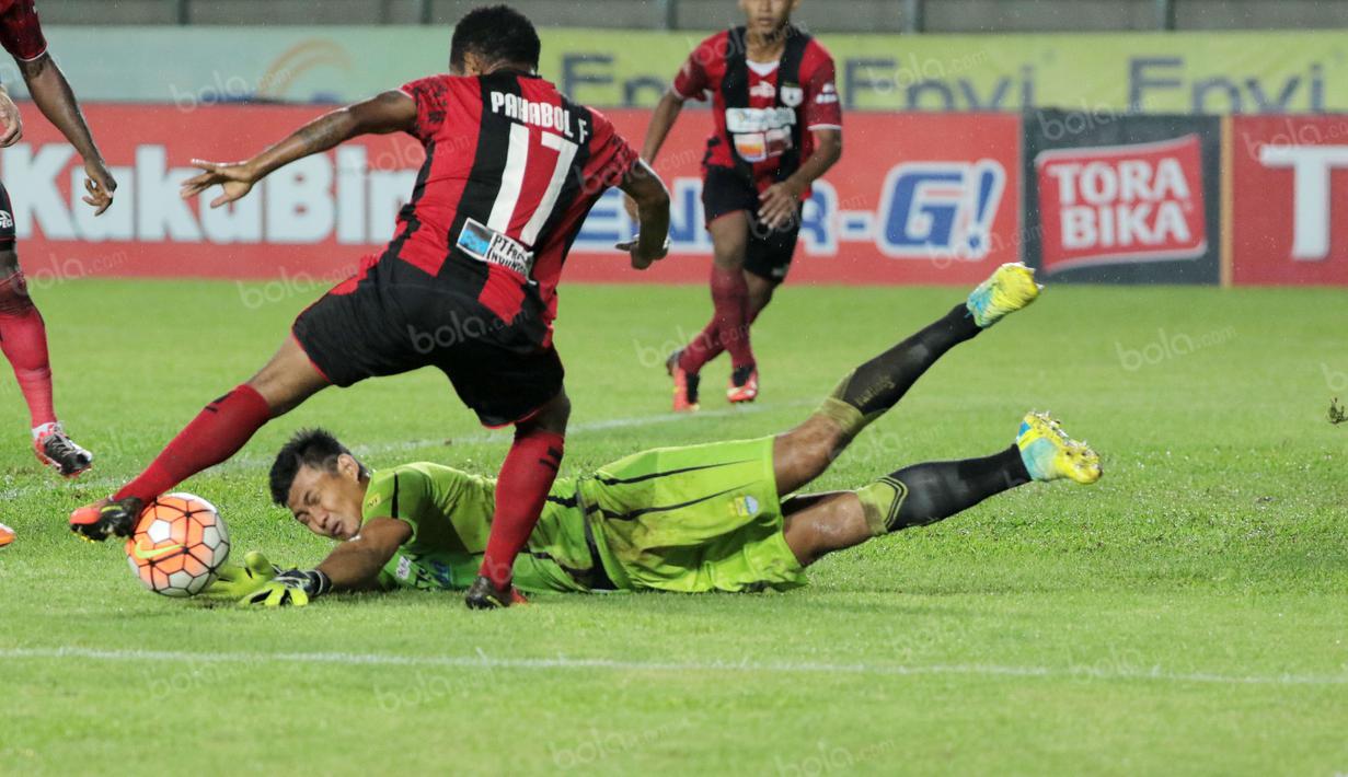 Kiper M.Natshir tampil gemiang saat Persib Bandung melawan Persipura pada laga Torabika SC 2016 di Stadion Si Jalak Harupat, Bandung, (12/11/2016). (Bola.com/Nicklas Hanoatubun)