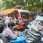 Antusias ratusan mahasiswa Universitas Islam Negeri (UIN) Syarif Hidayatullah dalam menyampaikan pendapatnya terkait Pemilu 2024 terlihat saat memadati Mobil Ide Rakyat.