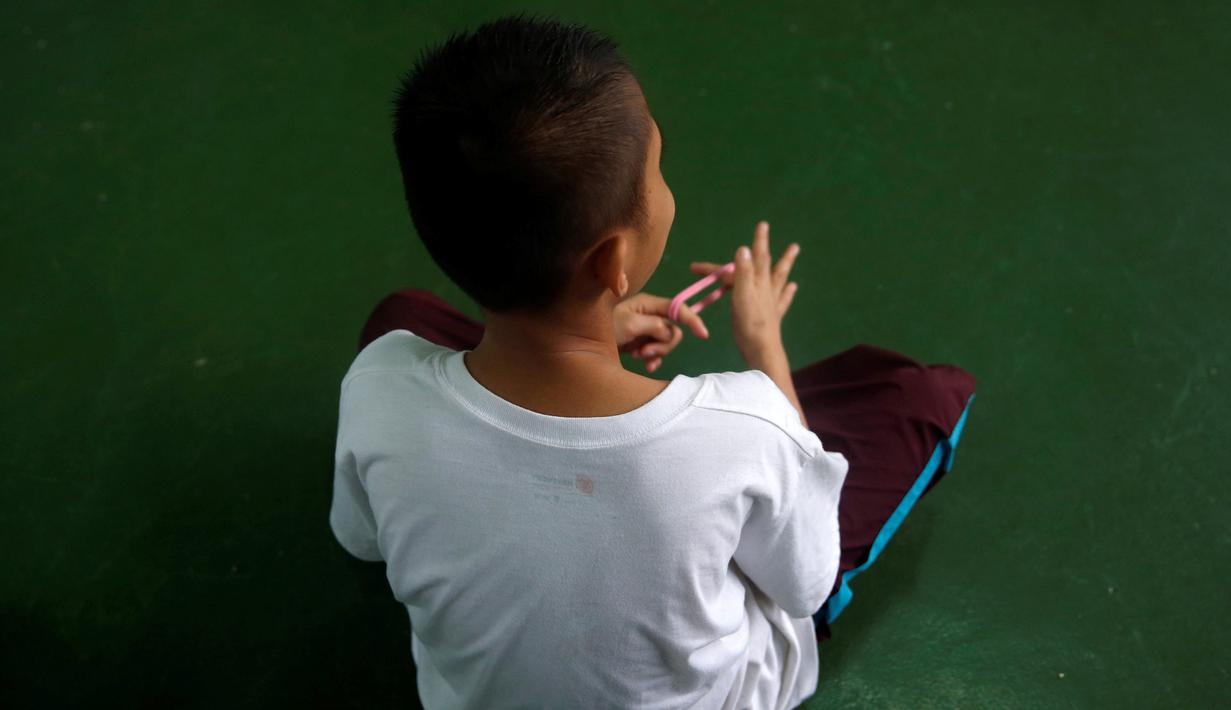 Seorang anak saat menjalani pemulihan di sebuah pusat rehabilitasi narkoba milik pemerintah di Taguig, Metro Manila, Filipina, (12/12). Filipina di bawah kepemimpinan Presiden Rodrigo Duterte gencar memerangi narkoba. (REUTERS/Erik De Castro)