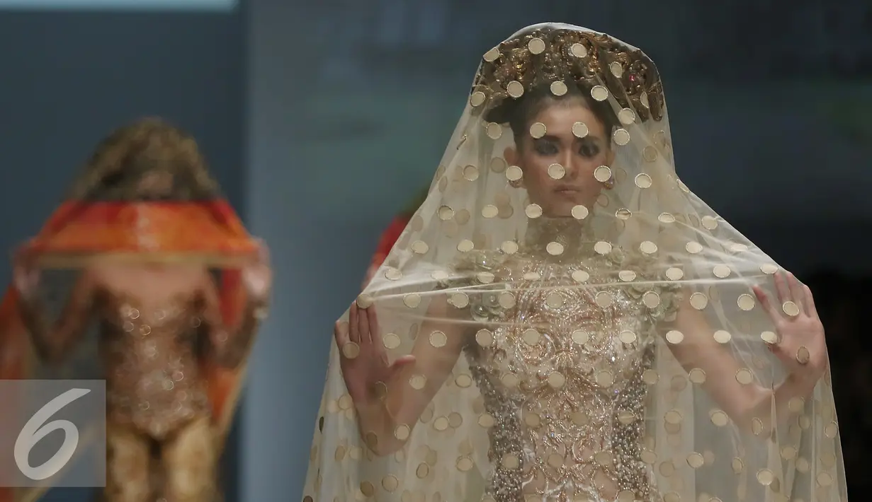 Model membawakan busana rancangan Anne Avantie di Jakarta Fashion Week (JFW) 2016 di Senayan City, Jakarta, Selasa (27/10/2015). Koleksi kali ini Anne Avantie bertema “Gambang Semarang”. (Liputan6.com/Herman Zakharia)