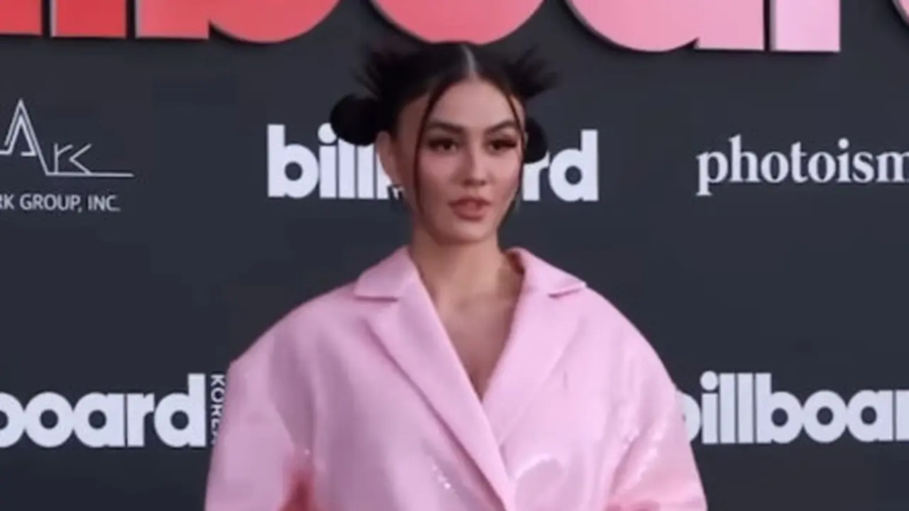 Gaya Keren Agnez Mo di Billboard Korea dengan Blazer Pink, Tampil Mencolok di Antara KPop Idol yang Pakai Outfit Serba Hitam