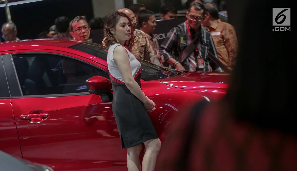 SPG saat berjaga selama ajang Indonesia International Motor Show (IIMS) 2019 di JIExpo Kemayoran, Jakarta, Kamis (25/4). Sejumlah perusahaan otomotif menggunakan jasa SPG guna menarik perhatian para pengujung. (Liputan6.com/Faizal Fanani)