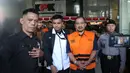 Bupati Pemalang Anom Widiyantoro berjalan menuju mobil tahanan usai menjalani pemeriksaan di Gedung Merah Putih KPK, Jakarta, Kamis  (30/7/2026).  (KLY/ Arie Basuki)
