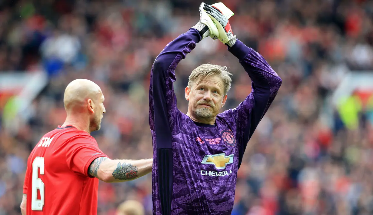 Peter Schmeichel adalah penjaga gawang pertama di Liga Inggris yang memiliki lebih dari 100 clean sheet. Pria asal Denmark itu juga menjadi satu-satunya kiper yang memenangkan EPL Player of the Season hingga saat ini. Total, ada 5 gelar liga yang pernah ia rengkuh. (AFP/Lindsey Parnaby)