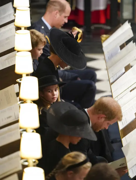 Keluarga Kerajaan Inggris di pemakaman Ratu Elizabeth II. (Foto: Joe Giddens/Pool Photo via AP)