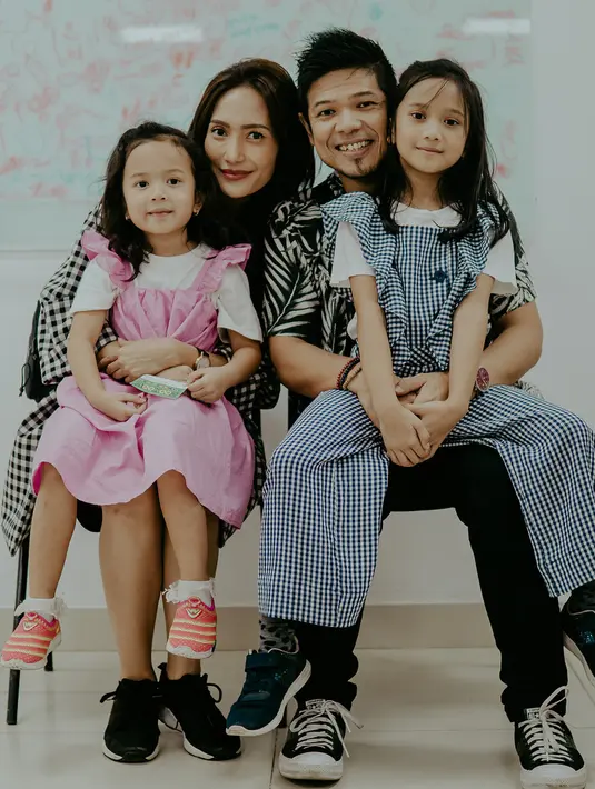 Tak hanya membiarkan anaknya bermain begitu saja, namun Artika kerap mencari berbagai kegiatan yang menarik. Tujuannya, agar sang anak tidak bosan dan tetap terarah proses berpikir kreatifnya. (Instagram/artikasaridevi)