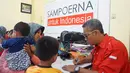 Petugas Tim SAR Sampoerna memeriksa warga korban banjir bandang dan gempa di Bima, Nusa Tenggara Barat (05/1). Kegiatan ini bekerja sama dengan Pemerintah Kota Bima dan Dinas Kesehatan. (Liputan6.com/Istimewa)