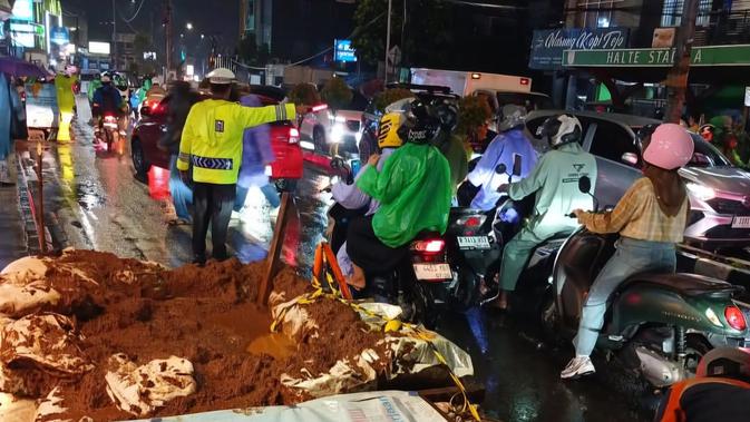 Parahnya Proyek Galian Kabel di Depok, Bikin Macet dan Celaka