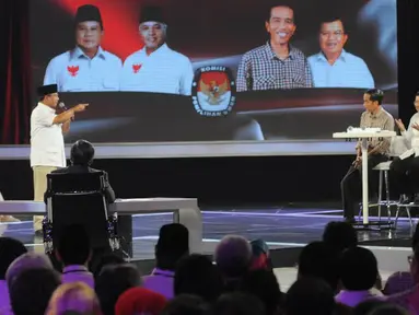 Cawapres Jusuf Kalla tampak tertawa sambil mengangkat kedua tangannya saat mendapatkan pertanyaan dari Prabowo (Liputan6.com/Herman Zakharia).