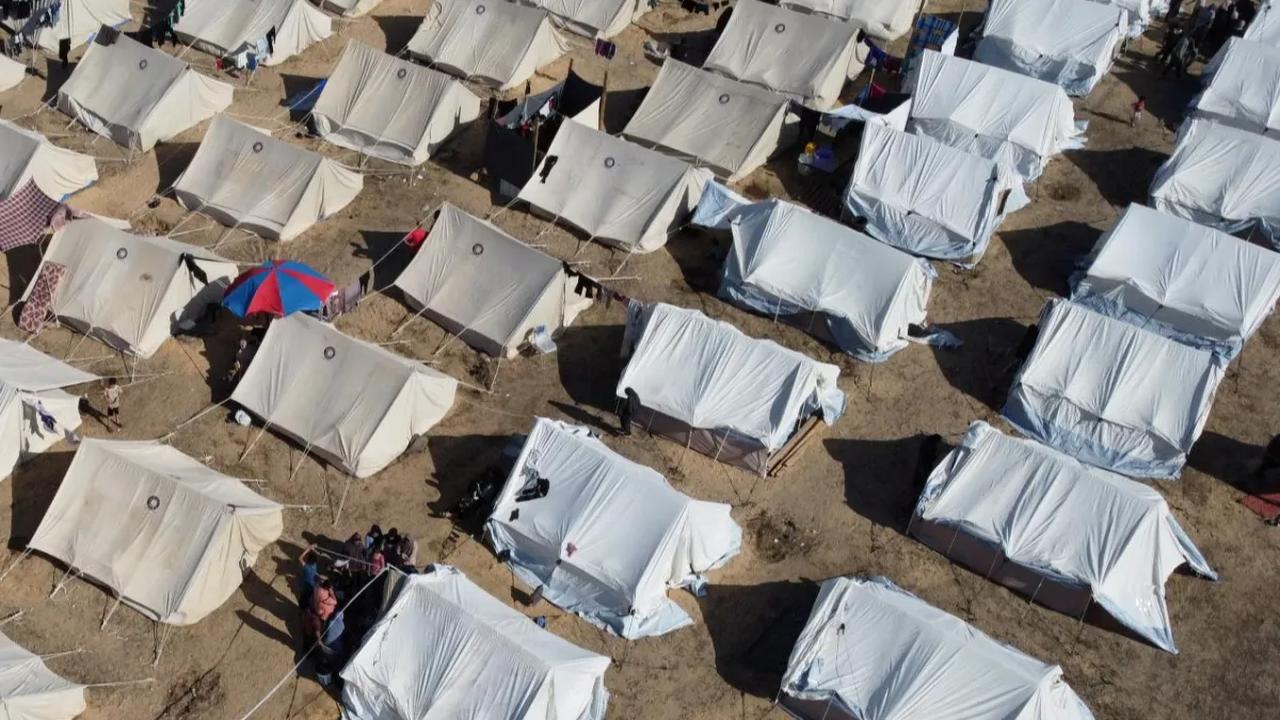 Sebagian warga Palestina yang tinggal di utara Gaza telah meninggalkan rumah mereka untuk menyelamatkan diri mengungsi ke wilayah selatan Gaza.<br><br>Mereka berada di sebuah kamp pengungsian yang dikelola PBB dan Lembaga Bulan Sabit Merah di Khan Younis.