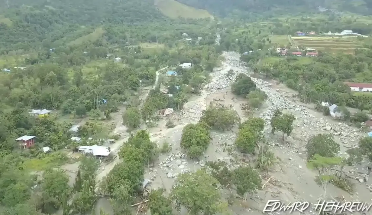 Pandangan umum menunjukkan dampak banjir bandang yang menerjang Distrik Sentani, Kabupaten Jayapura, Papua, Minggu (17/3). Berdasarkan data BNPB, banjir bandang pada Sabtu (16/3) itu mengakibatkan 58 orang tewas. (Edward Hehareuw/via REUTERS)