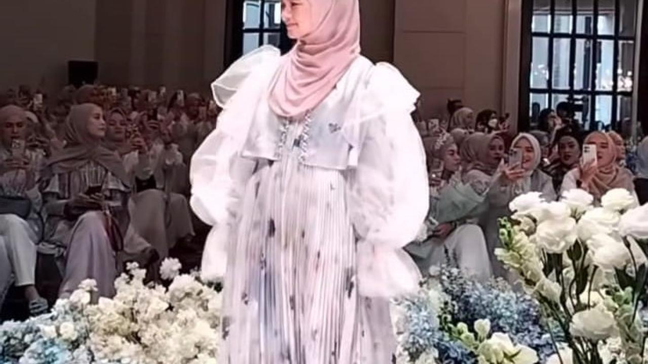 Banjir Pujian Penonton Saat Catwalk