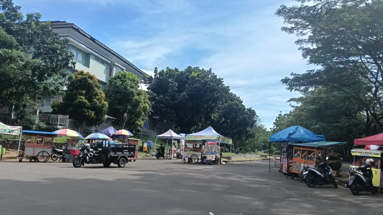 Situasi taman dan danau di kawasan pusat Pemprov Banten. (Liputan6.com/Yandhi Deslatama)