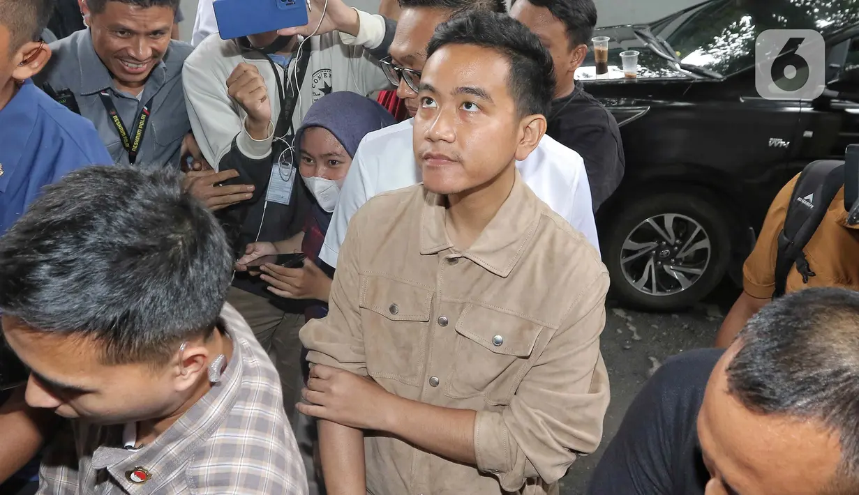 Klarifikasi terkait dugaan pelanggaran kampanye yang dilakukan cawapres nomor urut 2 itu saat pembagian susu di car free day atau CFD Jakarta. (Liputan6.com/Angga Yuniar)