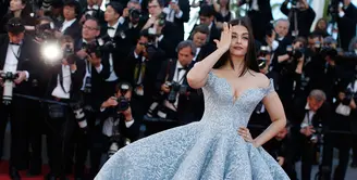 Aktris India Aishwarya Rai menghadiri pemutaran film Okja di Festival Film Cannes 2017, 19 Mei 2017. Rambut panjang ibu satu anak itu dibiarkan terurai, sementara bibirnya cukup dipulas dengan lipstik warna ungu muda. (AP Photo/Thibault Camus)