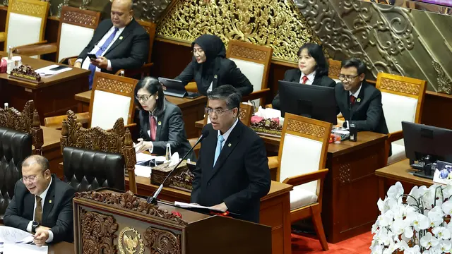 Menteri Ketenagakerjaan Yassierli mengumumkan pengesahan Undang-Undang (UU) Pelindungan Ketenagakerjaan. (Dok Kemnaker)