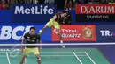 Ganda Putra, Markis Kido/Agripinna mengembalikan kok ke arah Lee Yong Dae/Yoo Yeon (Korea) di BCA Indonesia Open Superseries Premier 2015, Jakarta, Rabu (3/6/2015). Yong Dae/Yeon Seong menang 14-21, 21-13, 21-14. (Liputan6.com/Herman Zakharia)
