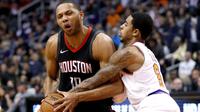 Guard Houston Rockets Eric Gordon (kiri) dijaga penggawa Phoenix Suns Tyler Ulis pada laga NBA di Talking Stick Resort Arena, Jumat (12/1/2018) atau Sabtu (13/1/2018) WIB. (AP Photo/Matt York)