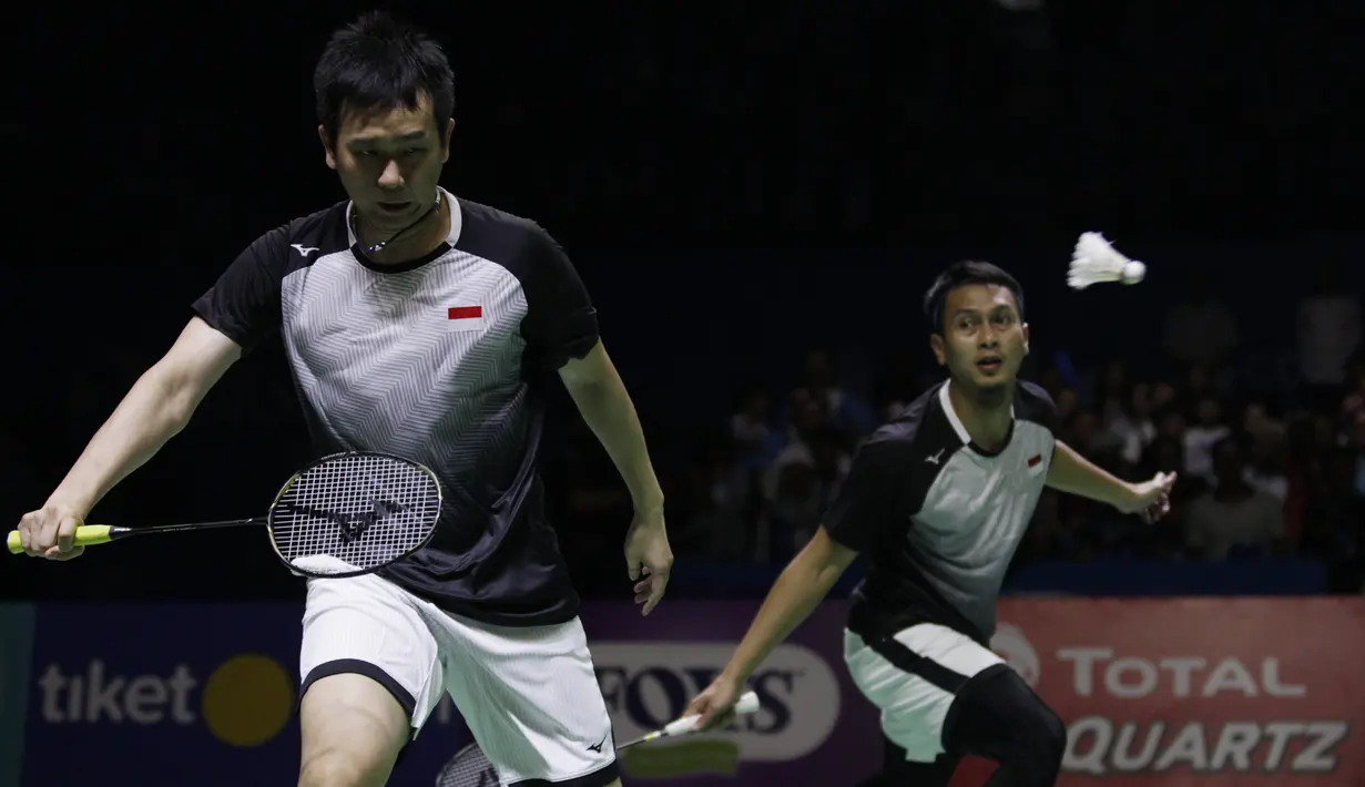 Ganda putra Indonesia, Hendra Setiawan / Mohammad Ahsan, saat melawan Takuro Hoki / Yugo Kobayashi, pada Indonesia Open 2019 di Istora Senayan, Sabtu (20/7). Hendra / Ahsan menang 17-21, 21-19 dan 21-17. (Bola.com/Vitalis Yogi Trisna)