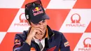 Pembalap Repsol Honda, Dani Pedrosa menghadiri sesi konferensi pers jelang MotoGP Jerman di Hohenstein-Ernstthai, Kamis (12/7). Pada kesempetan itu, Pedrosa mengumumkan pensiun dari MotoGP  saat musim 2018 ini berakhir. (Jan Woitas/dpa via AP)