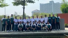 Timnas voli pantai putra Indonesia berfoto bersama jajaran PP PBVSI sebelum bertolak ke China untuk mengikuti Asian Beach Volleyball Championship 2026 di Sentul, Bogor, Sabtu (29-8-2026). (Bola.com/Fauzi Ananta Dharmawan)