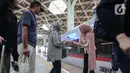 Dalam rangka memperingati Hari Kartini pada 21 April 2025, sejumlah petugas perempuan Kereta Cepat Whoosh tampil mengenakan kebaya sambil membagikan bunga di seluruh stasiun Kereta Cepat Whoosh. (Liputan6.com/Angga Yuniar)