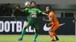 Pemain PS TNI, Aboubacar Sylla (kiri) berduel dengan pemain Borneo FC, Zulvin Zamrun pada lanjutan Liga 1 2017 di Stadion Pakansari, Bogor, Senin (17/4/2017). PS TNI dan Borneo FC bermain imbang 2-2. (Bola.com/Nicklas Hanoatubun)